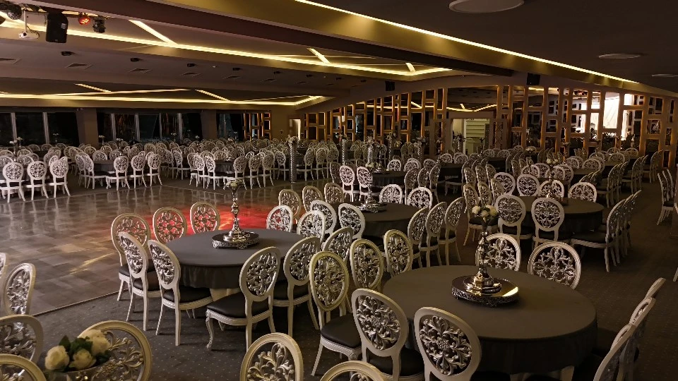 Salon Berra Masa Düzeni ve Dekorasyon